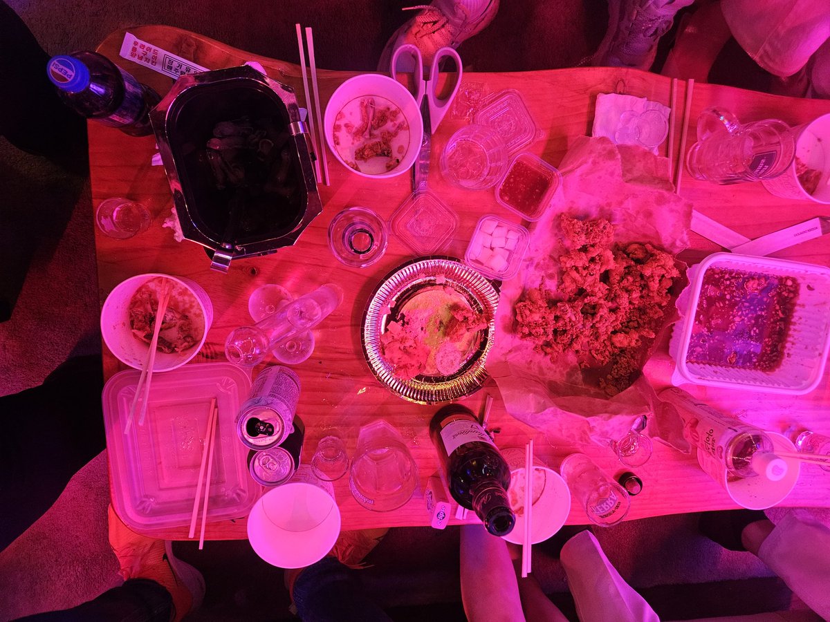 3대 통닭중 한곳인 거인 통닭에 
대한민국 no1 오향장육 석기시대 장육 
발렌타인 
고추 소주 
고추 소주잔 놀고 있어요
실시간 ^^