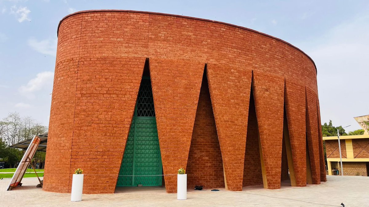 KhanStokely's tweet photo. Ce samedi 17 Mai 2025, le camarade président Thomas Sankara et ses 12 compagnons ont été réhabilités et honorés au Burkina Faso 🇧🇫. Le mémorial Thomas Sankara a été inauguré ce matin. 
Le capitaine IB force admiration et respect 🫡 
#OrganisezLesGens #BurkinaFaso #thomassankara https://t.co/TPHPweYMaj