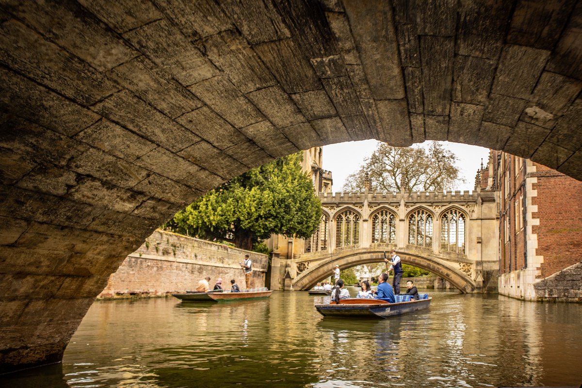 minniebon43's tweet photo. A punt on the river anyone?
#bridgeofsighs #cambridge #rivercam #thebacks https://t.co/XFtuh4PIlm
