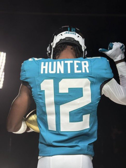 AdamSchefter's tweet photo. No. 2 overall pick Travis Hunter at the #NFLPA #RookiePremiere https://t.co/KAcIUwtXdp
