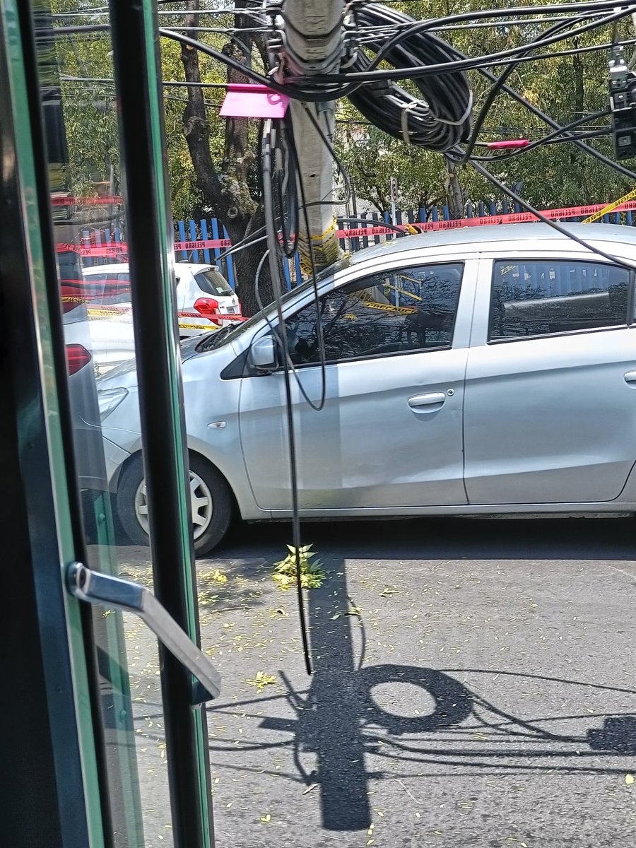 Tránsito muy lento en la #picachoajusco a la altura de la UPN por caída de un árbol sobre un auto. Solo el carril de alta está habilitado
