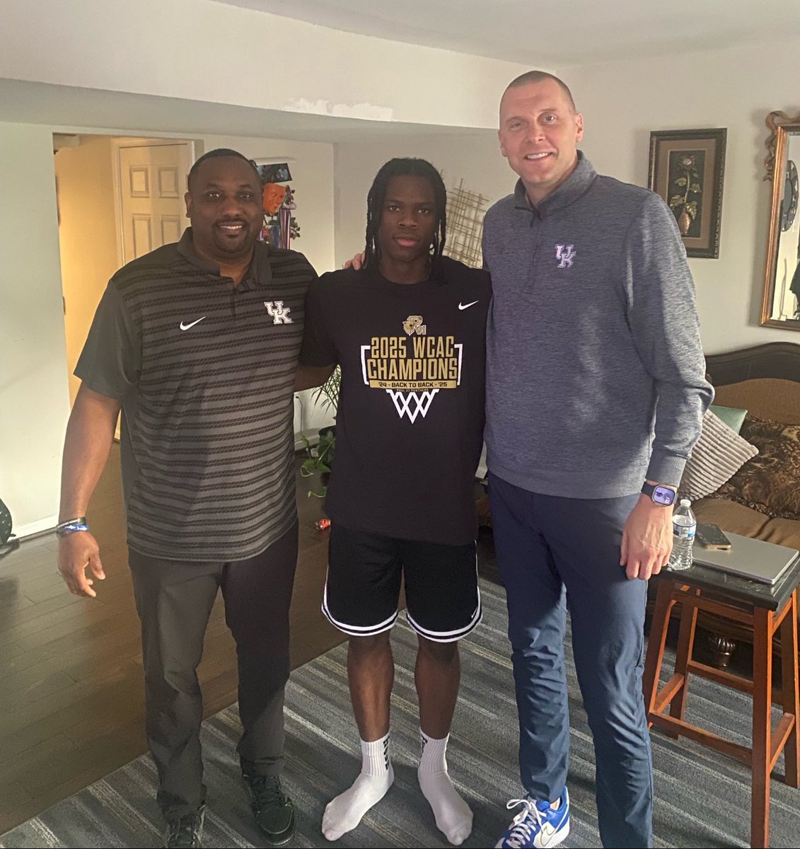BigBlueDylan's tweet photo. Kentucky Targets went head to head today and it was an ELITE G v G matchup. 

4⭐️Christian Gibson:
28 points 
5 rebounds 
3 steals 
12/20 FG

5⭐️Jordan Smith Jr: 
18 points
4 rebounds
4 assists
5 steals 
6/12 FG 

@ChristianGib05 
@sm23itty 
#BBN #KentuckyBasketball #Recruiting https://t.co/dVTC4LSrai