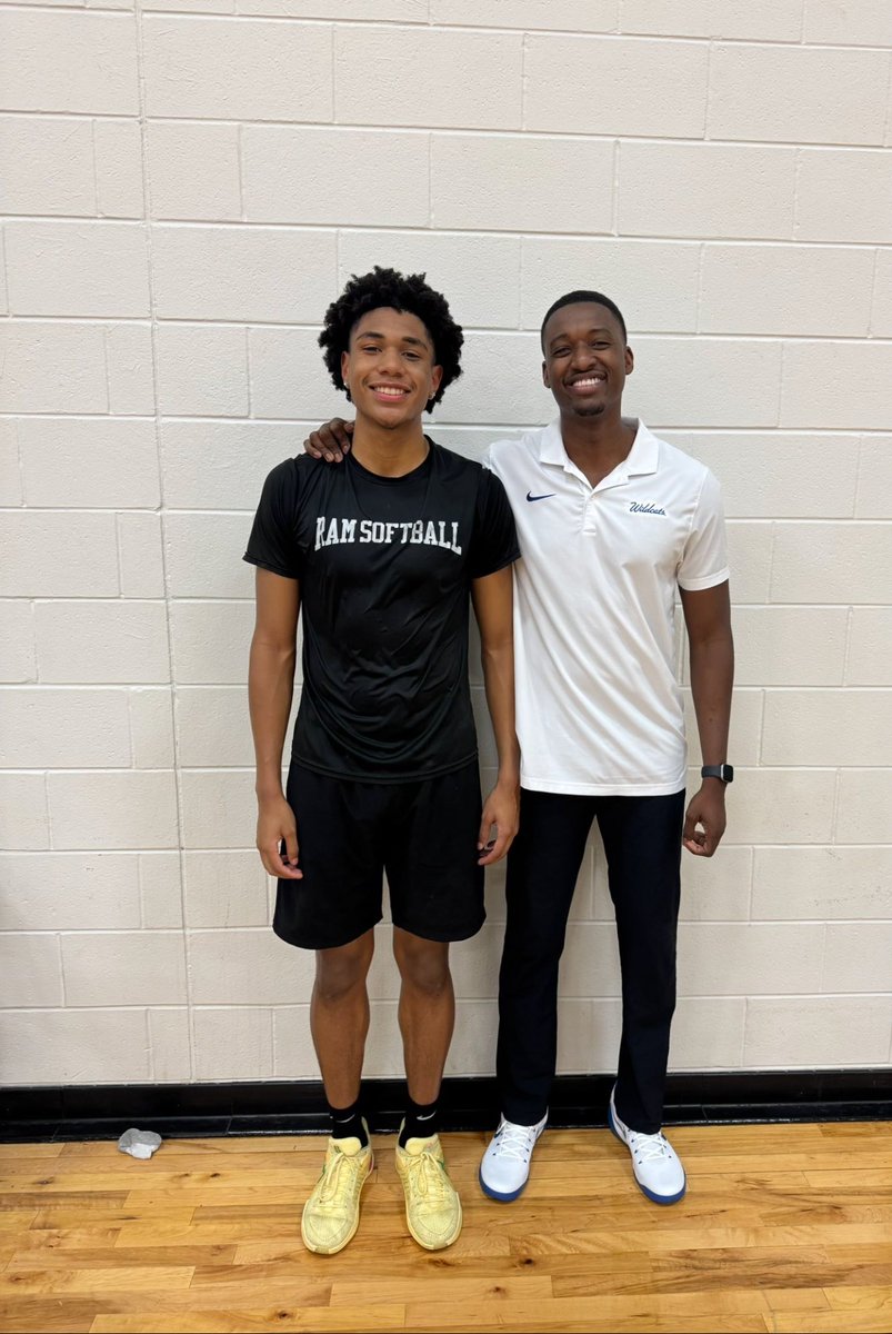 BigBlueDylan's tweet photo. Kentucky Targets went head to head today and it was an ELITE G v G matchup. 

4⭐️Christian Gibson:
28 points 
5 rebounds 
3 steals 
12/20 FG

5⭐️Jordan Smith Jr: 
18 points
4 rebounds
4 assists
5 steals 
6/12 FG 

@ChristianGib05 
@sm23itty 
#BBN #KentuckyBasketball #Recruiting https://t.co/dVTC4LSrai