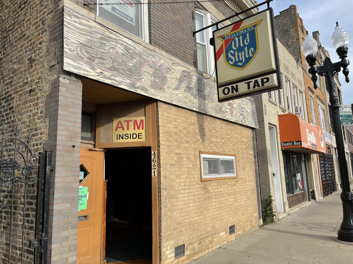 Ryan_Paramont's tweet image. If it ain’t got one of these bad boys hanging above the door or on the side of the building it isn’t a dive bar my friend