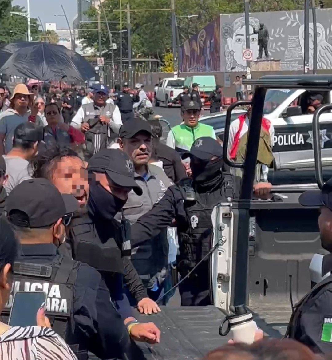 SeguroJal's tweet photo. Detienen a nueve personas por faltas administrativas, estaban bloqueando avenidas importantes, dañaron vehículos y generaron caos.

Aparentemente, eran personas manipuladas por Morena que buscaban adueñarse del Parque Rojo. https://t.co/bL9c9XJaTJ