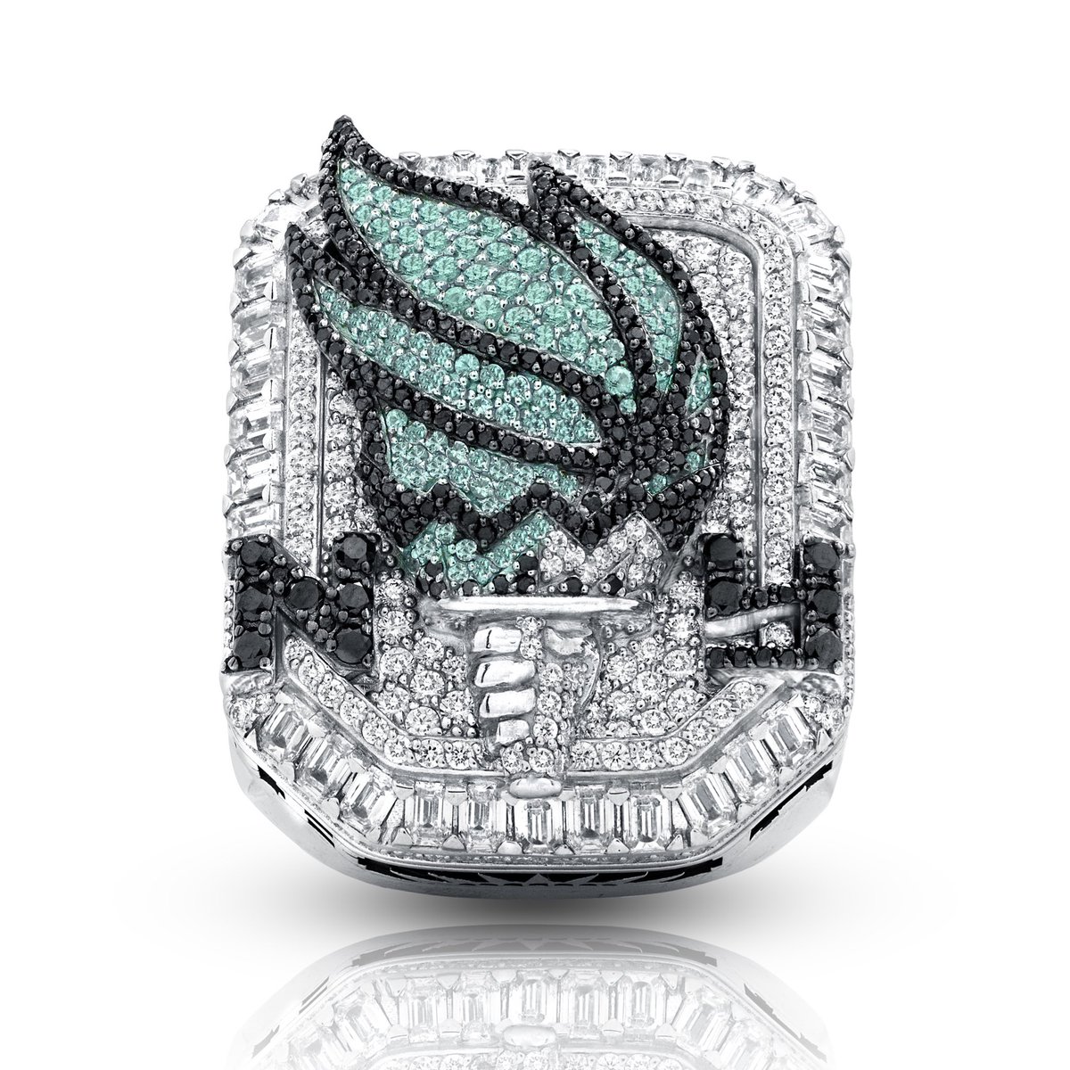 SoleRetriever's tweet photo. Detailed look at the @nyliberty championship rings 💍 

Features over 6 carats of white diamonds and two crown earrings inside 👑 https://t.co/BkcYP7qlUI