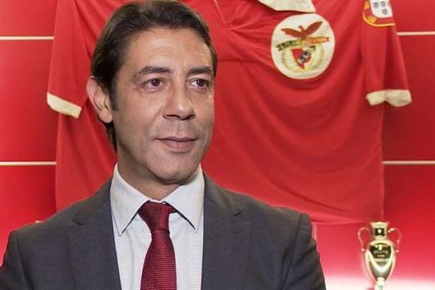 Rui Costa, és um filho da puta.

Demite-te hoje.