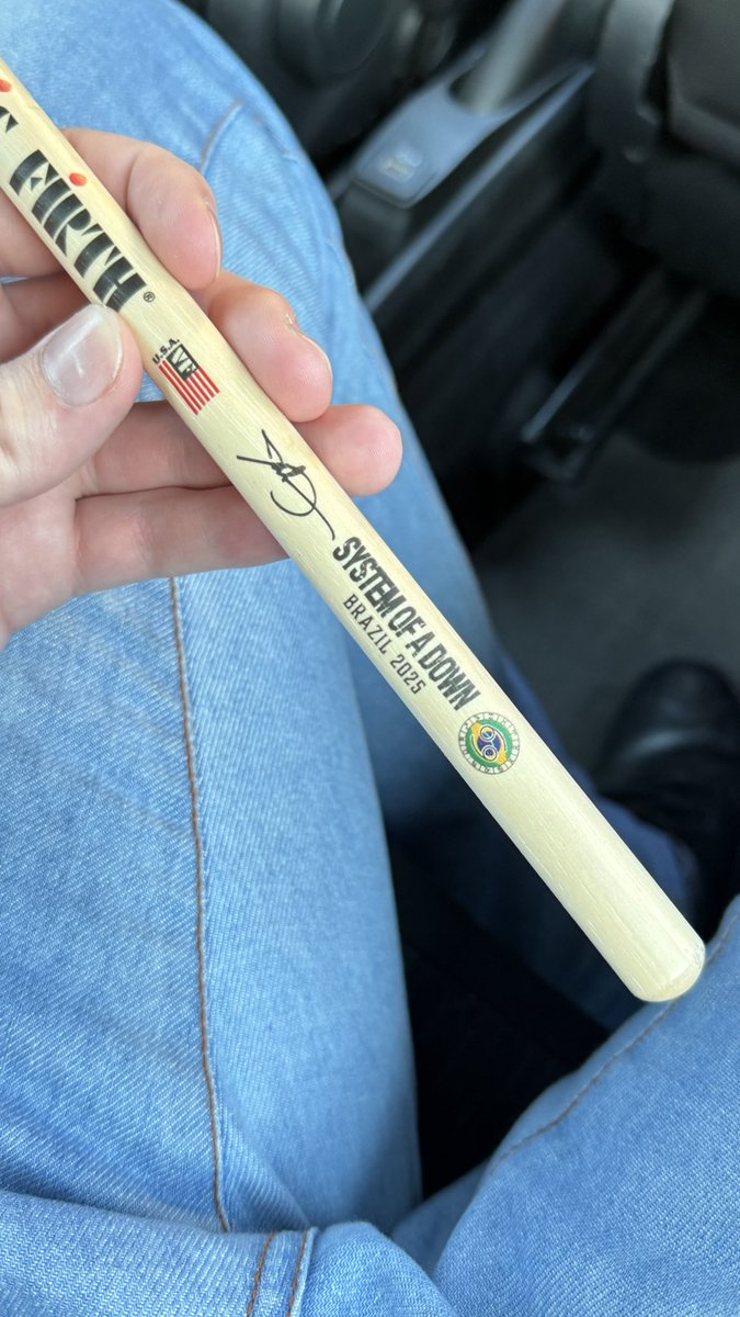jao_frusciante's tweet image. eu parei de filmar bem na hora q o john jogou a baqueta q eu peguei KKKKKKKKKKKKKKKKKKKKKKK