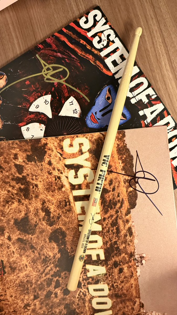 jao_frusciante's tweet image. eu parei de filmar bem na hora q o john jogou a baqueta q eu peguei KKKKKKKKKKKKKKKKKKKKKKK