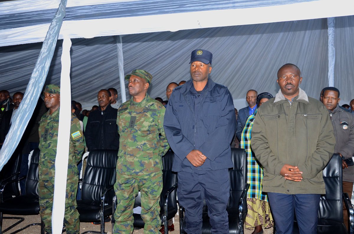 RubavuDistrict's tweet photo. Muri aka kanya hari kuba umugoroba w'ikiriyo ku rwibutso rwa Jenoside Yakorewe abatutsi rwa Bigogwe ahateraniye abayobozi batandukanye abaturage b'Akarere ka Rubavu na @NyabihuDistrict n'abagize inzego z'umutekano. 
#Kwibuka31
#TwibukeTwiyubaka https://t.co/cEpUpbluxO