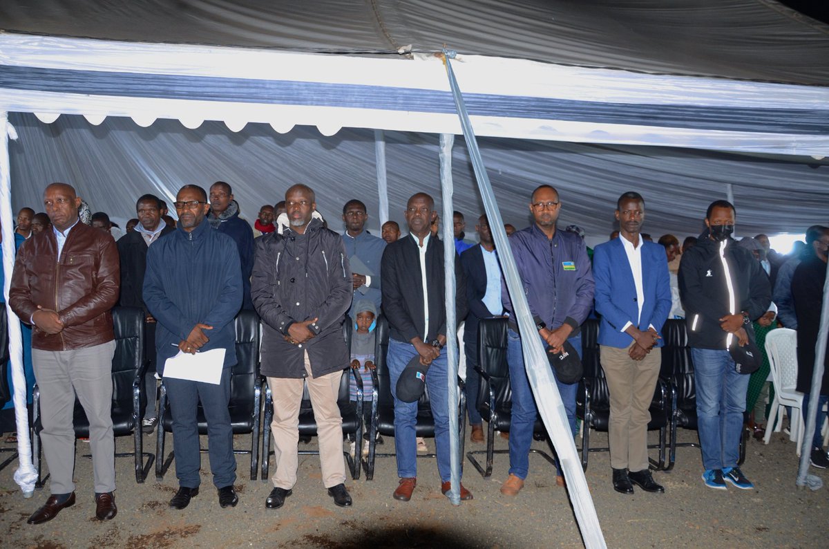 RubavuDistrict's tweet photo. Muri aka kanya hari kuba umugoroba w'ikiriyo ku rwibutso rwa Jenoside Yakorewe abatutsi rwa Bigogwe ahateraniye abayobozi batandukanye abaturage b'Akarere ka Rubavu na @NyabihuDistrict n'abagize inzego z'umutekano. 
#Kwibuka31
#TwibukeTwiyubaka https://t.co/cEpUpbluxO