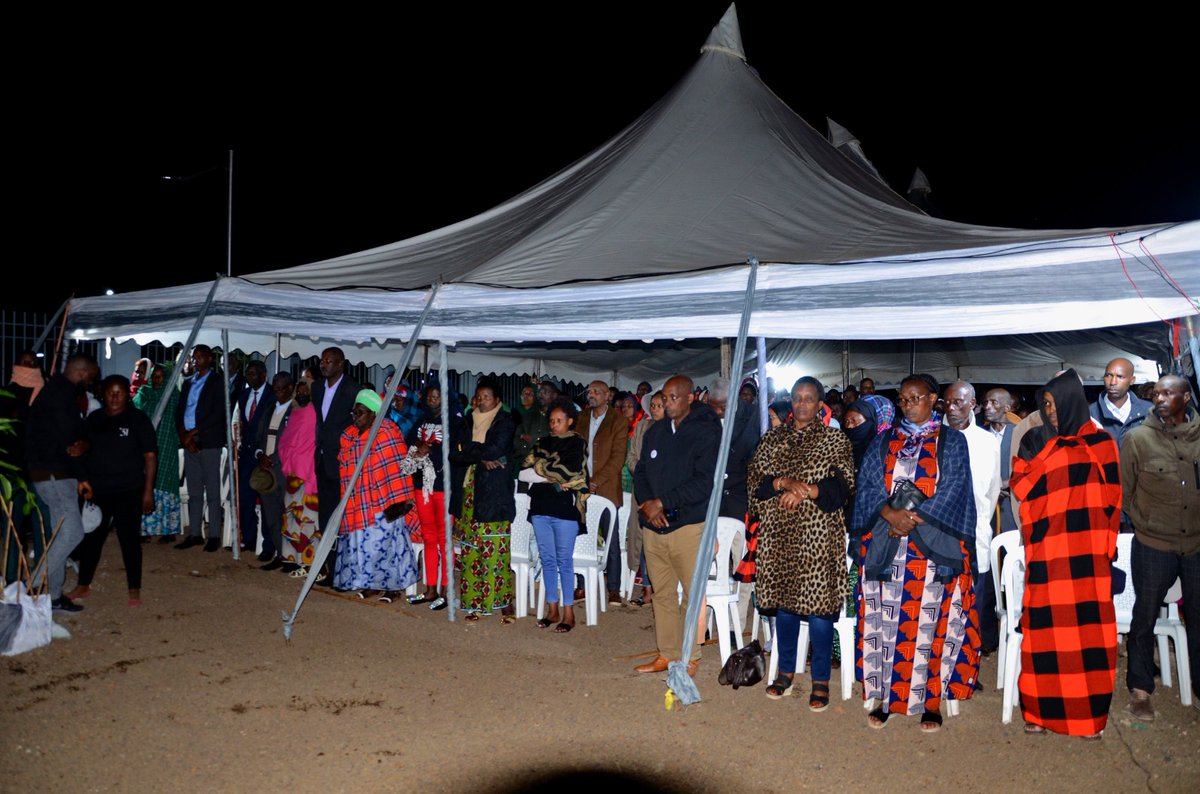 RubavuDistrict's tweet photo. Muri aka kanya hari kuba umugoroba w'ikiriyo ku rwibutso rwa Jenoside Yakorewe abatutsi rwa Bigogwe ahateraniye abayobozi batandukanye abaturage b'Akarere ka Rubavu na @NyabihuDistrict n'abagize inzego z'umutekano. 
#Kwibuka31
#TwibukeTwiyubaka https://t.co/cEpUpbluxO