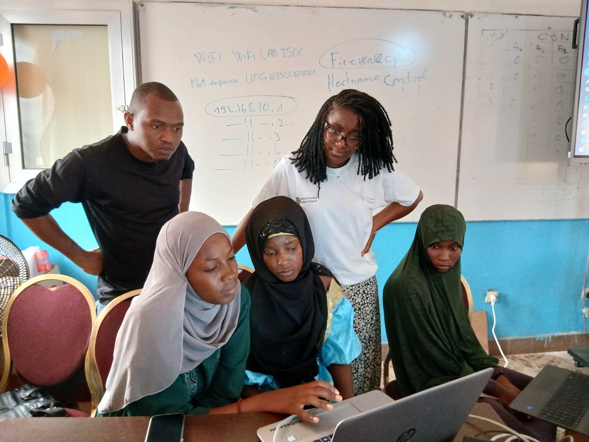 Isocguinee's tweet photo. Jour 3 : Femmes Ingénieures 2.0
Thème : Déploiement d’un réseau local (LAN)
Nos participantes ont câblé, configuré, testé, et déployé leur propre réseau local ! Une étape clé vers l'autonomie technique.
À suivre... https://t.co/aZmsZDh18u
