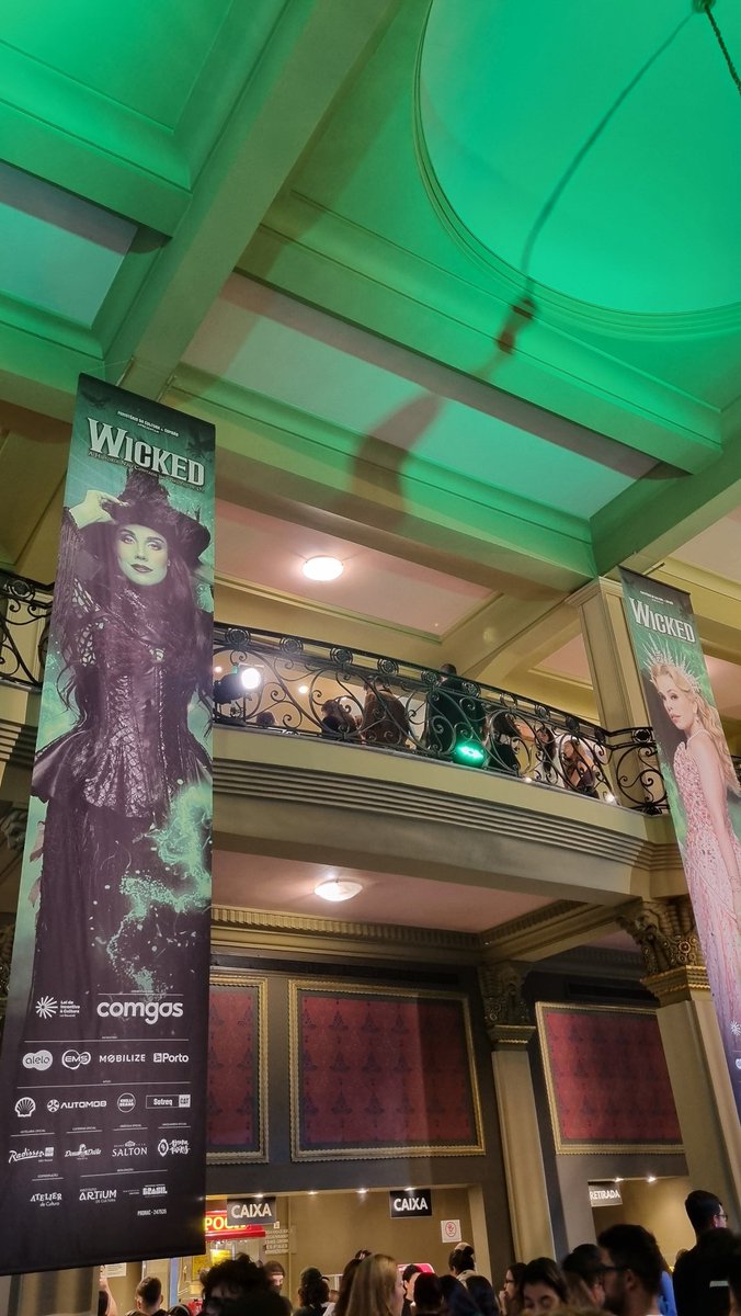 papersil's tweet photo. Ainda sem acreditar que meu o 1º musical oficial, vai ser assistido #WickedBrasil em SP. 

Essa história que eu e o @pedrogote aprendemos a amar e nos viciar nas músicas! ✨️🧹💚💖 https://t.co/EXqTCfdsNl
