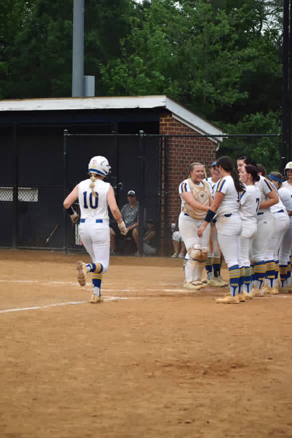 kaylanwsoftball's tweet photo. And that’s a wrap on sophomore season! Definitely didn’t go the way we hoped, but i’m so thankful to have the opportunity to play with these girls. Highlights coming soon💯💙💛 @school_softball @UnityLardge @UnityBlackwell https://t.co/4w1bc5whyY