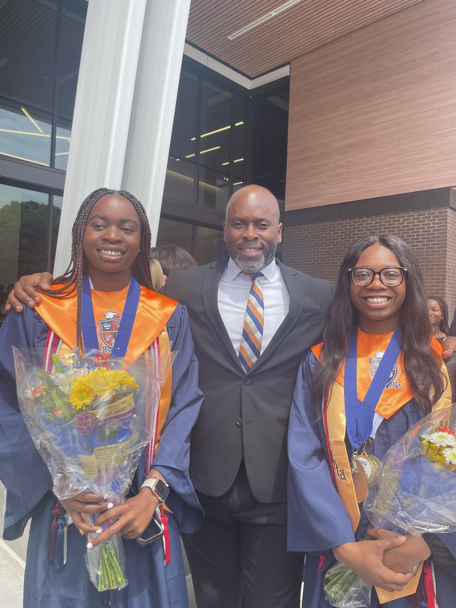 It’s with great honor to recognize our <a href="/scobb_eagles/">South Cobb High School</a> C/o 2025 Valedictorian Miss Nkiru Okaro (4.594 gpa) &amp; our Salutatorian Miss Mary Yeboah (4.568 gpa). Congrats ladies! #soarwithpride <a href="/CobbSchools/">Cobb County Schools</a>
