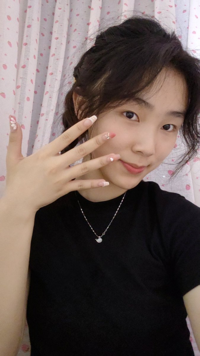 a796548321's tweet photo. 今天舔了吴玥涵亲妈坐过的凳子，当时就喷精了，又对着吴玥涵亲妈的手指撸了一发 https://t.co/5Ukz1l4qEv