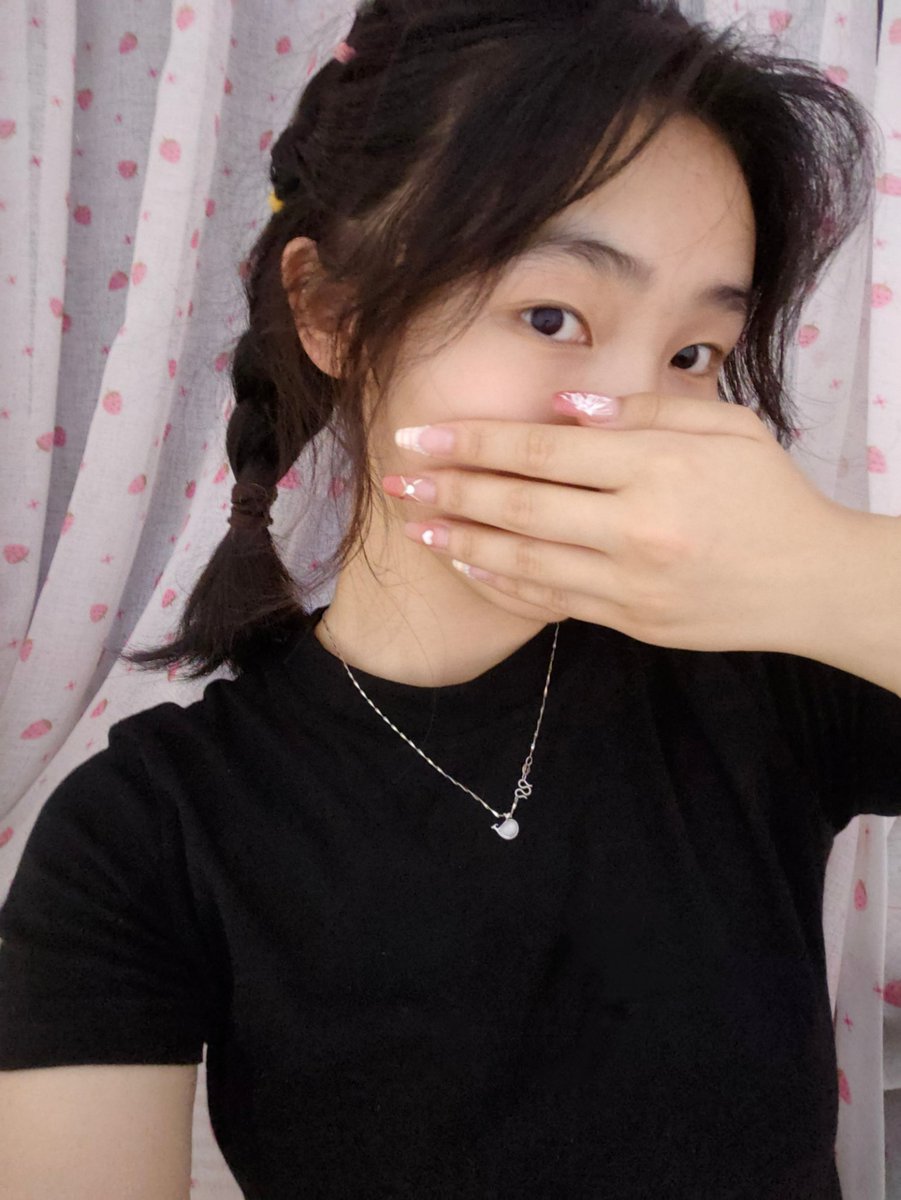 a796548321's tweet photo. 今天舔了吴玥涵亲妈坐过的凳子，当时就喷精了，又对着吴玥涵亲妈的手指撸了一发 https://t.co/5Ukz1l4qEv