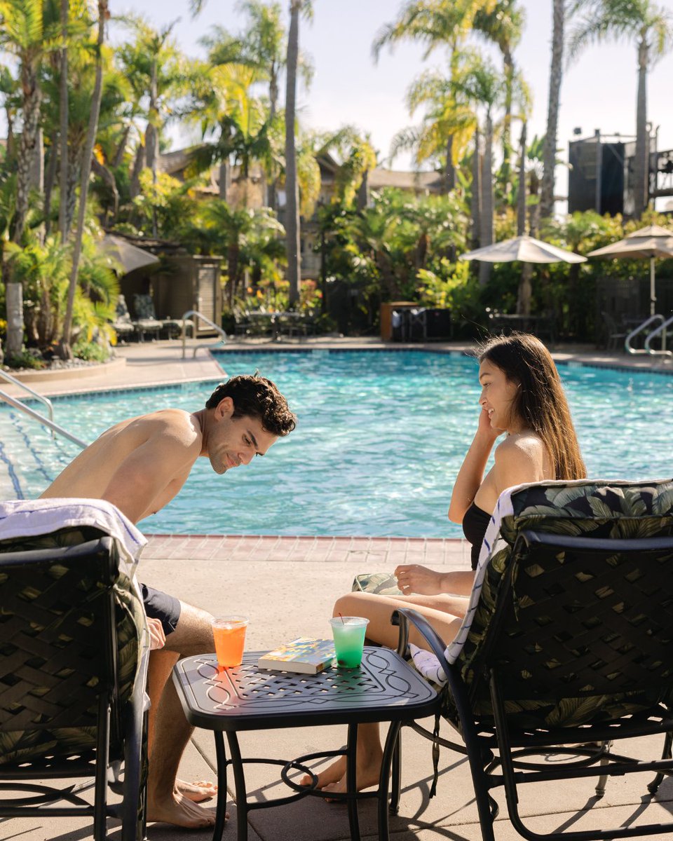 The Oasis Pool Bar is back starting this Memorial Day Weekend — bringing you fresh sips, new bites, and all the laid-back island vibes you’ve been dreaming of. 🍍🍤🍹

Your summer starts here — at the water’s edge, drink in hand.  halfmooninn.com/dining/the-oas…