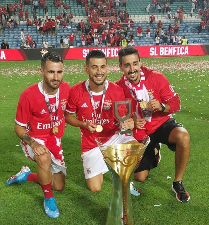 Eram insultados, um porque não se ria e falhava tudo isolado, outro tinha os olhos tortos, outro nunca foi jogador para o Benfica. 

O núcleo duro na época mais gloriosa do Benfica das últimas décadas. 

Todos saíram sem serem ídolos. 

Mas o Schjelderup e o Prestianni é que são!