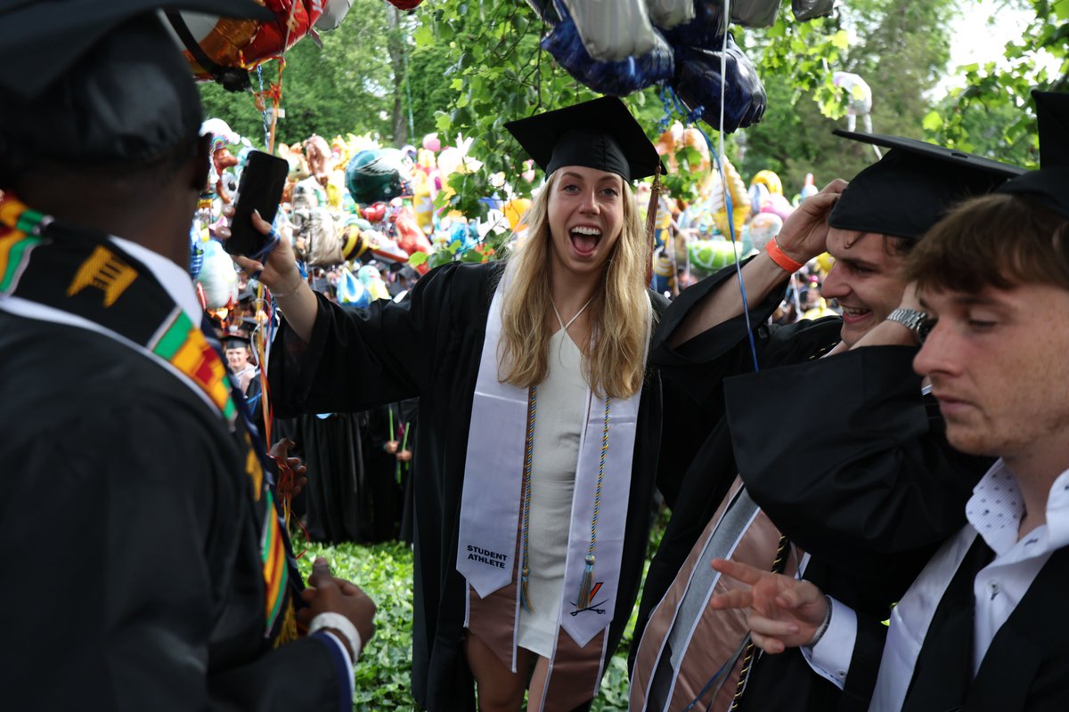 UVASwimDive's tweet photo. 𝐼 𝒽𝒶𝓋𝑒 𝓌𝑜𝓇𝓃 𝓉𝒽𝑒 𝒽𝑜𝓃𝑜𝓇𝓈 𝑜𝒻 𝐻𝑜𝓃𝑜𝓇
#UVAGrad25 🎓 #GoHoos https://t.co/kfVWkrA0gE