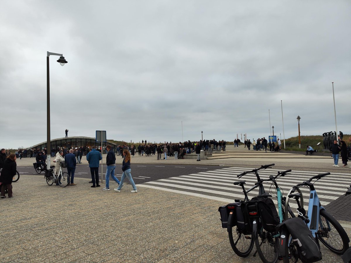 priksnot's tweet photo. y'all die pro genocide "demo" in #katwijk is echt een flop er is precies 1 iemand met een zionistenvlag en tis voornamelijk hangjongeren die t geinig vinden dat er eens iets gebeurt😭😭😭 https://t.co/mb3I2iKUHf