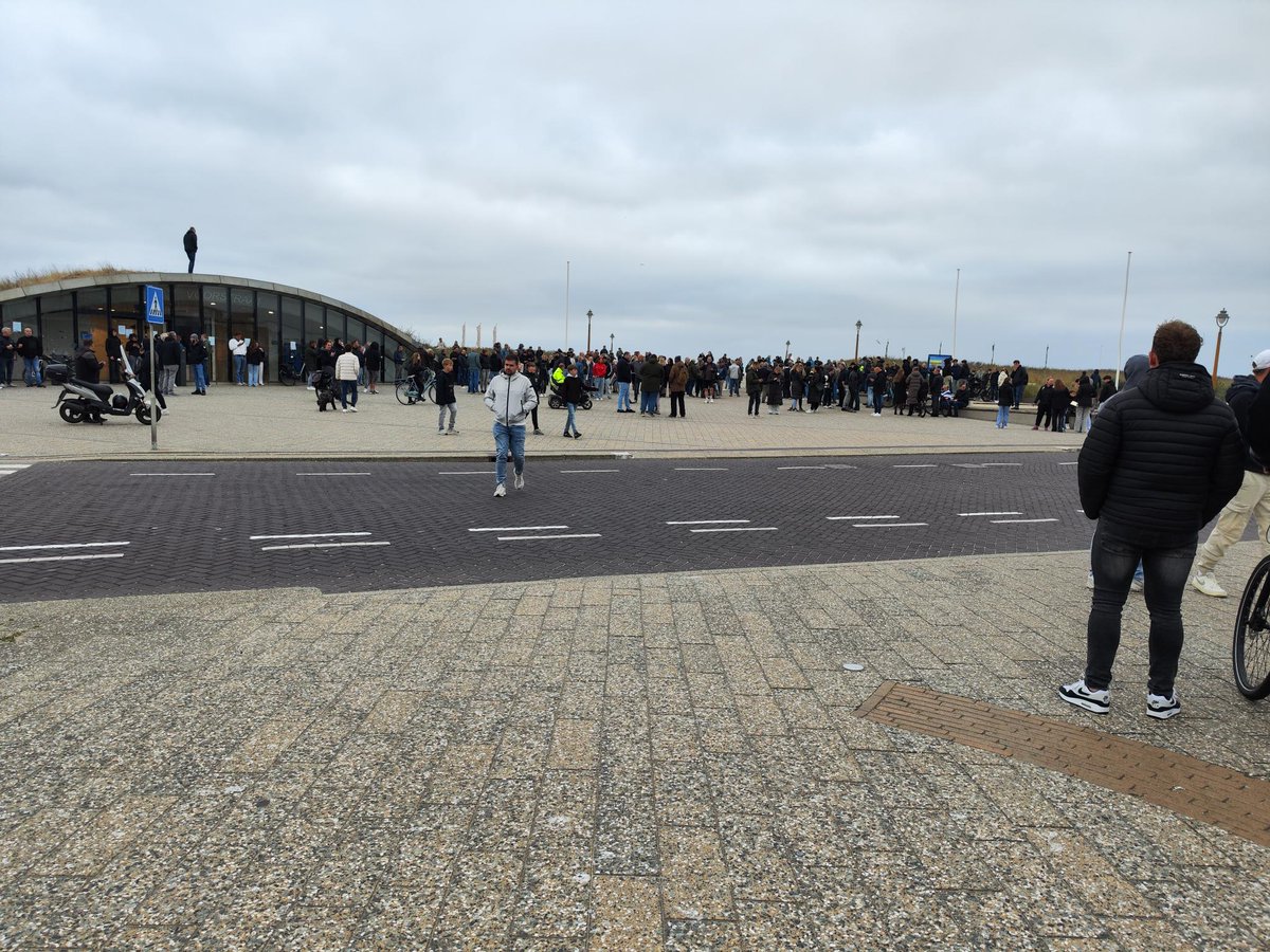 priksnot's tweet photo. y'all die pro genocide "demo" in #katwijk is echt een flop er is precies 1 iemand met een zionistenvlag en tis voornamelijk hangjongeren die t geinig vinden dat er eens iets gebeurt😭😭😭 https://t.co/mb3I2iKUHf