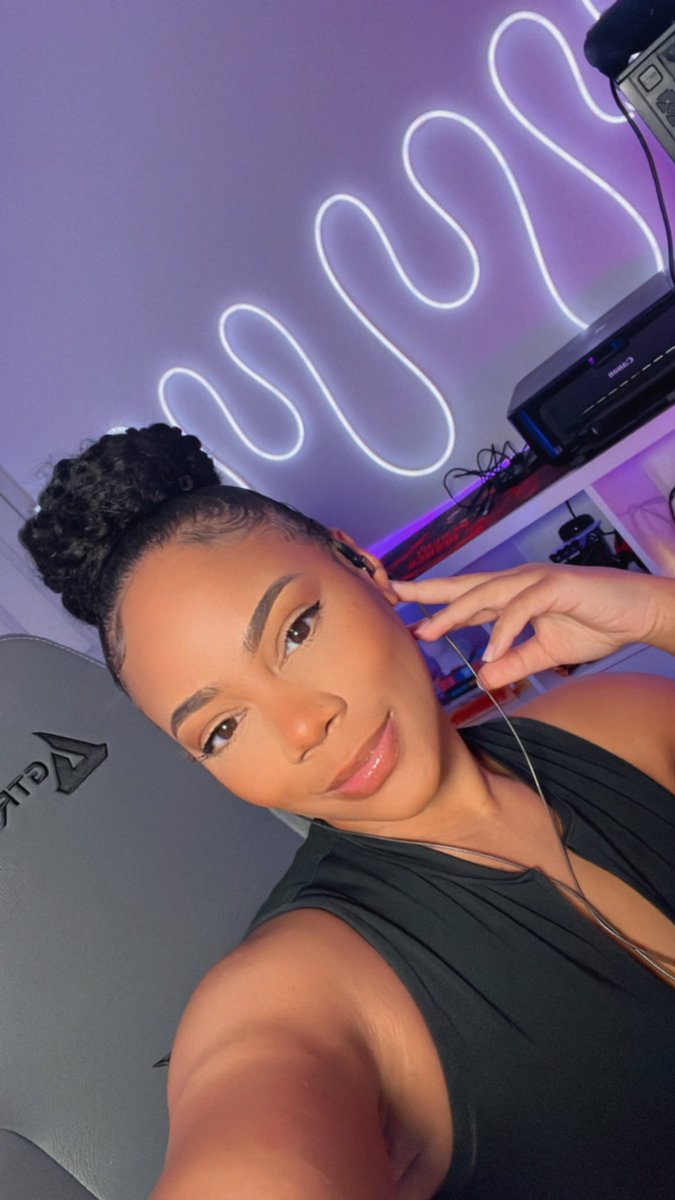 We Liveeee 
twitch.tv/tommiimichelle