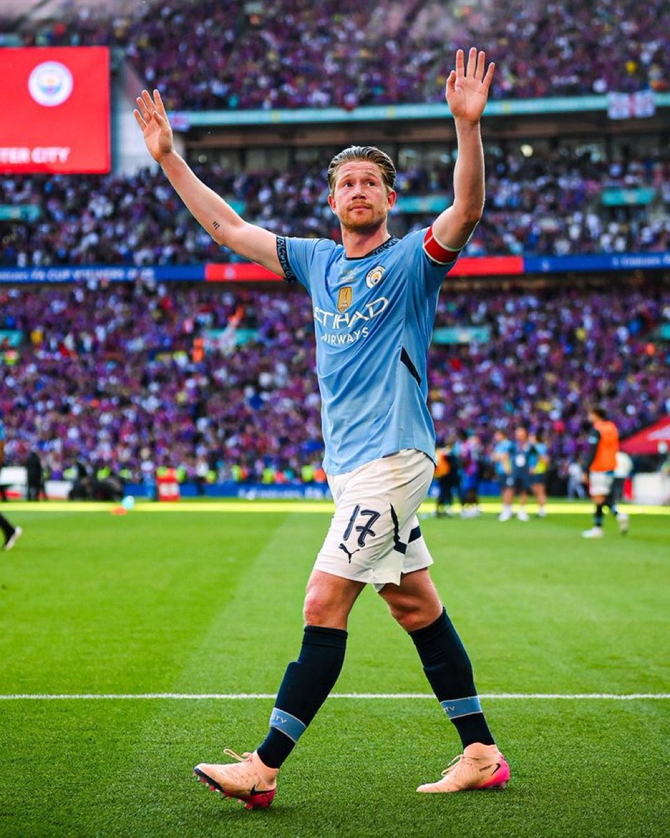 InfluencerUg1's tweet photo. A sad Bye to the greatest midfielder of all time 💙 https://t.co/Cne7rgcEP3