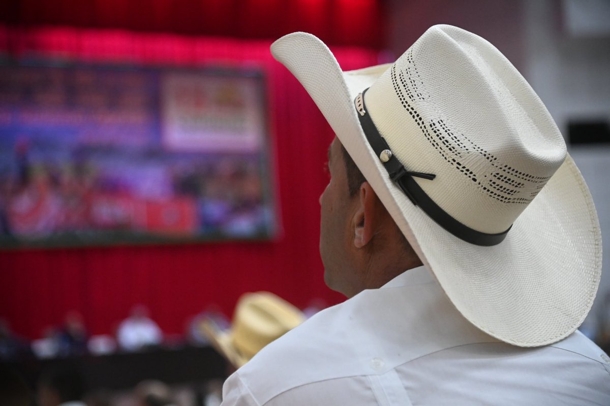 Lacteos_Stgo_Cu's tweet photo. Con gratitud y respeto, honramos a quienes con sus manos siembran vida, alimentan al país y cuidan la tierra.

Gracias por su trabajo incansable.

¡Feliz Día del Campesino Cubano!
#SantiagodeCuba
@grupo_agroalim
@minalcuba https://t.co/xHHHbaSQoe