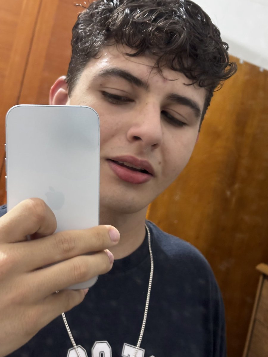 imbrenow's tweet photo. Pedi a AI (iago) pra me colocar junto com os pogramers e ele fez isso:
#pograma #doarda #sofiasantino #ciclopin https://t.co/yY40C01ybw
