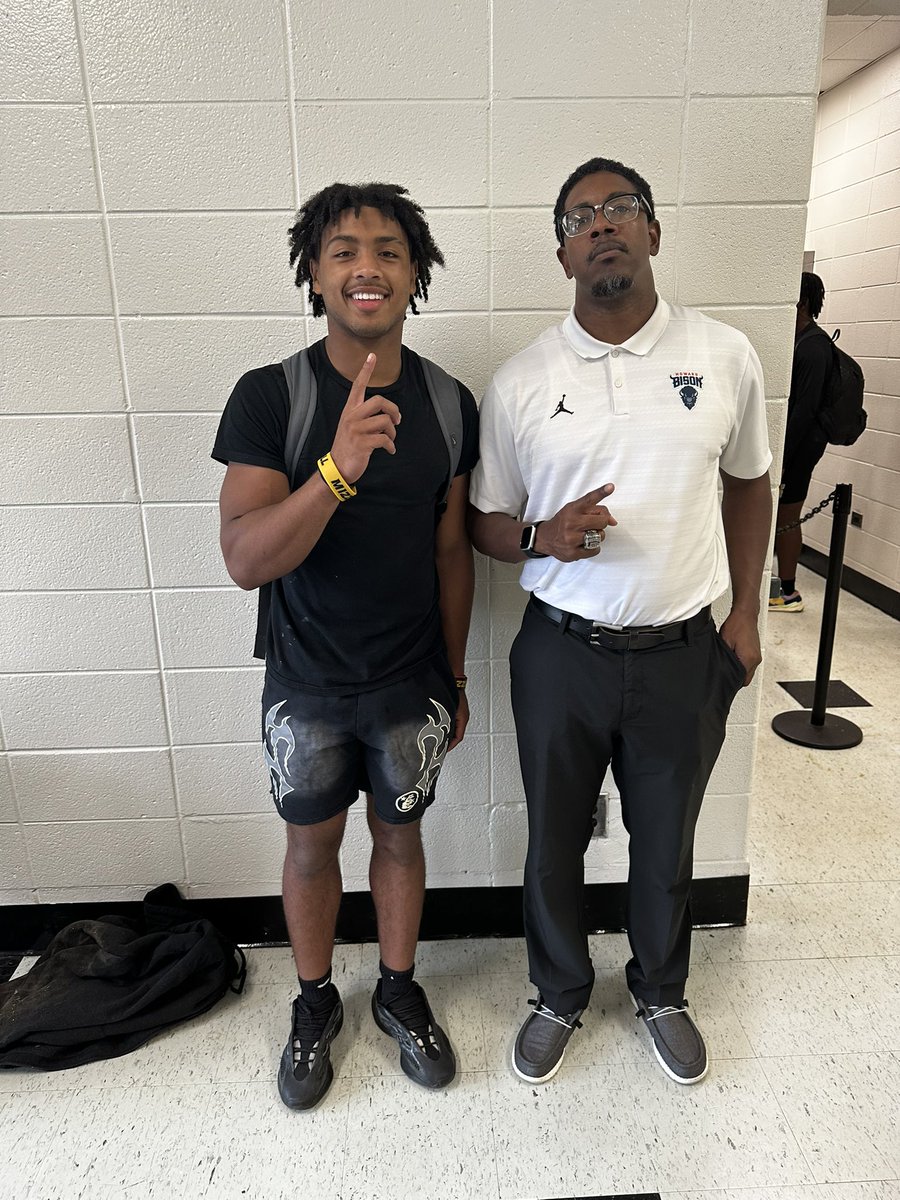 Jaden Duckett 2026 3⭐️ (@j1d2n_duckett) on Twitter photo Thanks <a href="/CoachEricMiller/">COACH ERIC MILLER</a> for stopping by🫡 <a href="/HUBISONFOOTBALL/">HOWARD FOOTBALL</a> <a href="/SHSProspects/">Sprayberry High School</a> <a href="/CoachFominaya/">Coach Fominaya</a> Thanks <a href="/CoachEricMiller/">COACH ERIC MILLER</a> for stopping by🫡 <a href="/HUBISONFOOTBALL/">HOWARD FOOTBALL</a> <a href="/SHSProspects/">Sprayberry High School</a> <a href="/CoachFominaya/">Coach Fominaya</a>