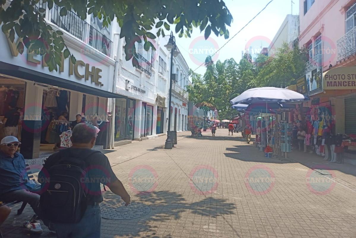 TabascoHOY's tweet photo. #ReporteTH🚨| Las calles del Centro de #Villahermosa se aprecian con poca afluencia de visitantes por las altas temperaturas que aquejan al estado.
https://t.co/AMFwXSeC18 https://t.co/Gt1Jva3oYY
