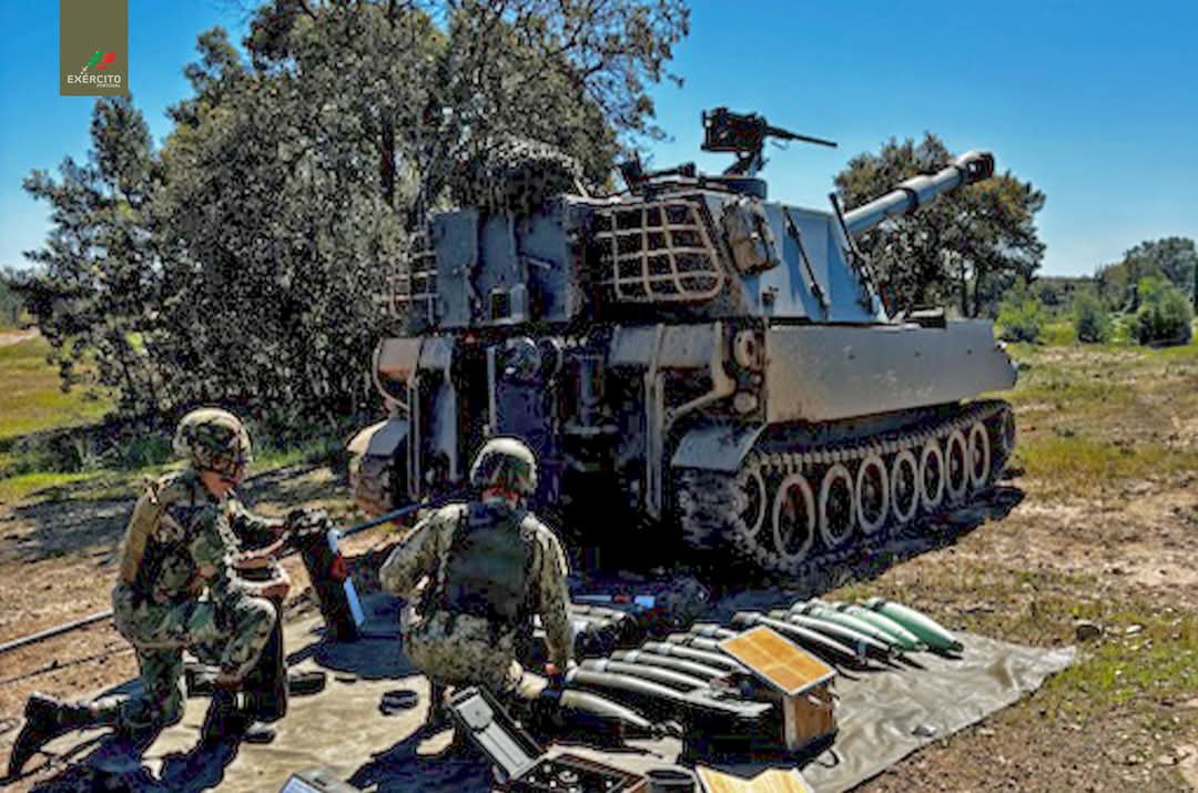 Exercito_pt's tweet photo. 📢 𝐒𝐨𝐛 𝐏𝐫𝐞𝐬𝐬ã𝐨 𝐞 𝐜𝐨𝐦 𝐏𝐫𝐞𝐜𝐢𝐬ã𝐨 💥
Os Alunos do Curso de Artilharia da Academia Militar  realizaram um exercício de fogos reais, enfrentando um ambiente exigente e realista.
#ExércitoPortuguês #CMSM #AM #Potencial_Humano #Prontidão #Disponibilidade #Disciplina https://t.co/bmdZJG1Fcu