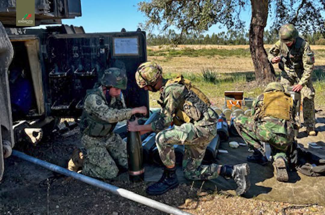 Exercito_pt's tweet photo. 📢 𝐒𝐨𝐛 𝐏𝐫𝐞𝐬𝐬ã𝐨 𝐞 𝐜𝐨𝐦 𝐏𝐫𝐞𝐜𝐢𝐬ã𝐨 💥
Os Alunos do Curso de Artilharia da Academia Militar  realizaram um exercício de fogos reais, enfrentando um ambiente exigente e realista.
#ExércitoPortuguês #CMSM #AM #Potencial_Humano #Prontidão #Disponibilidade #Disciplina https://t.co/bmdZJG1Fcu