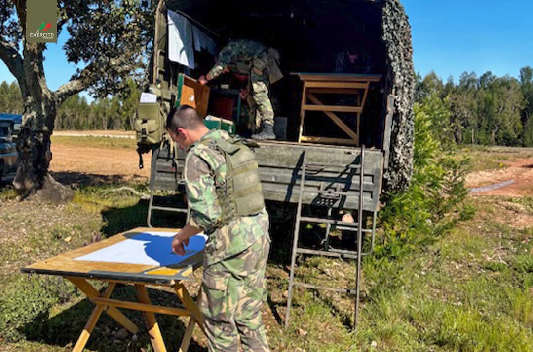 Exercito_pt's tweet photo. 📢 𝐒𝐨𝐛 𝐏𝐫𝐞𝐬𝐬ã𝐨 𝐞 𝐜𝐨𝐦 𝐏𝐫𝐞𝐜𝐢𝐬ã𝐨 💥
Os Alunos do Curso de Artilharia da Academia Militar  realizaram um exercício de fogos reais, enfrentando um ambiente exigente e realista.
#ExércitoPortuguês #CMSM #AM #Potencial_Humano #Prontidão #Disponibilidade #Disciplina https://t.co/bmdZJG1Fcu
