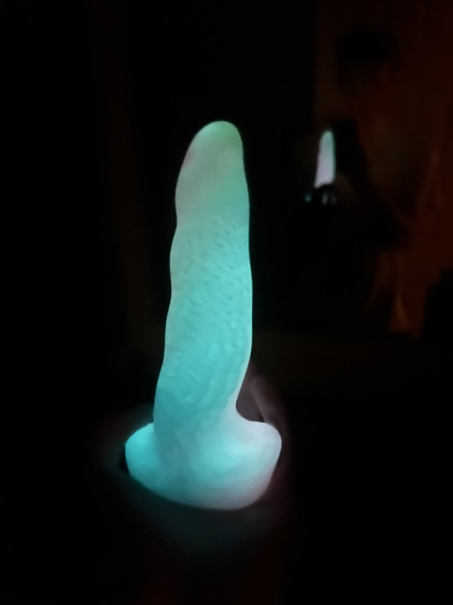 THIS IS SO COOL!! It actually goes in the dark!! I love my little glow worm 🐛 💖😝 Thanks again @happyholetoys.bsky.social