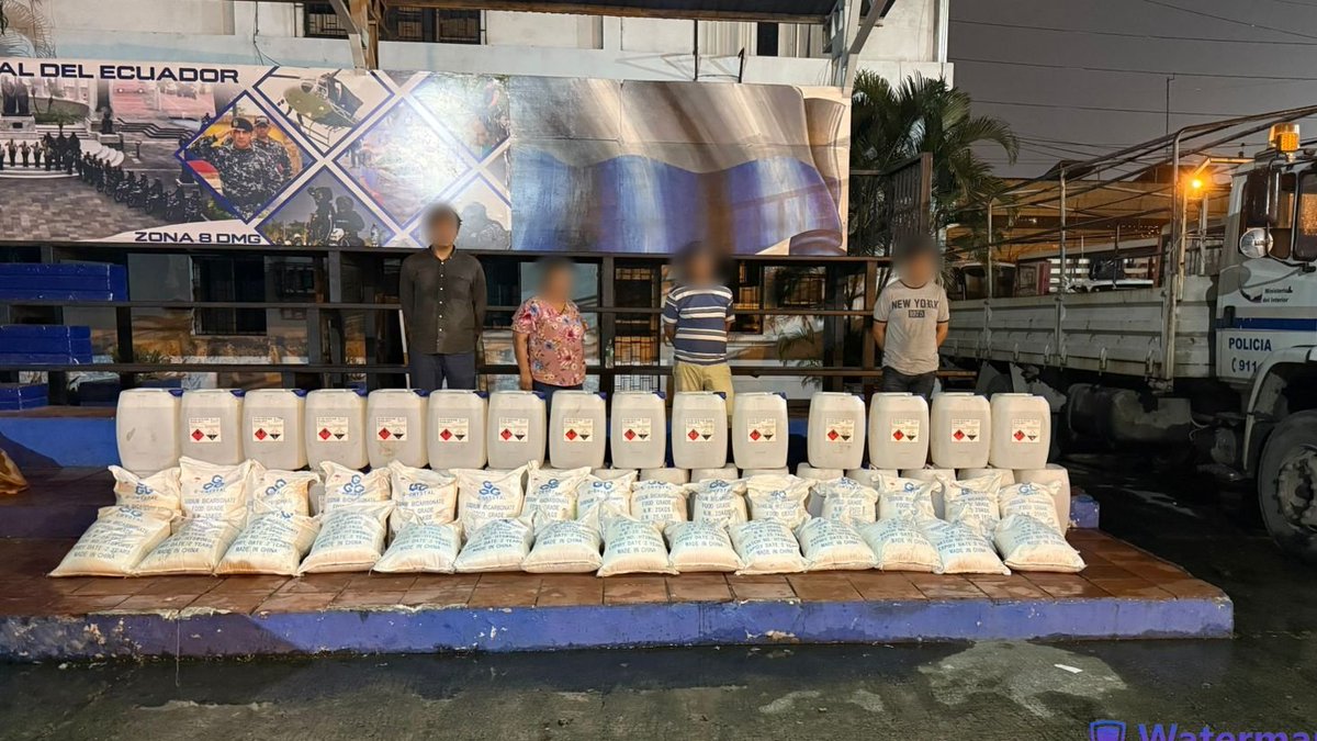 PoliciaEcuador's tweet image. #IMPORTANTE
EVITAMOS EL PROCESAMIENTO DE APROXIMADAMENTE 3 TONELADAS DE DROGA EN #GUAYAQUIL
Tras allanamiento a un inmueble supuestamente de comercio de abastos, ubicado en el sector "Garay", #DMG, fueron aprehendidos 4 ciudadanos que custodiaban las sustancias.
En el…