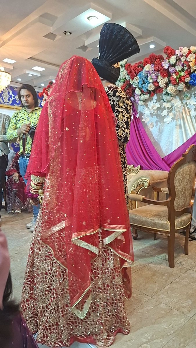 ffsplsstop's tweet photo. cameraman is more offended here than bride for wearing this kind of lehnga 😭😭😭 https://t.co/5IZjt249Ks