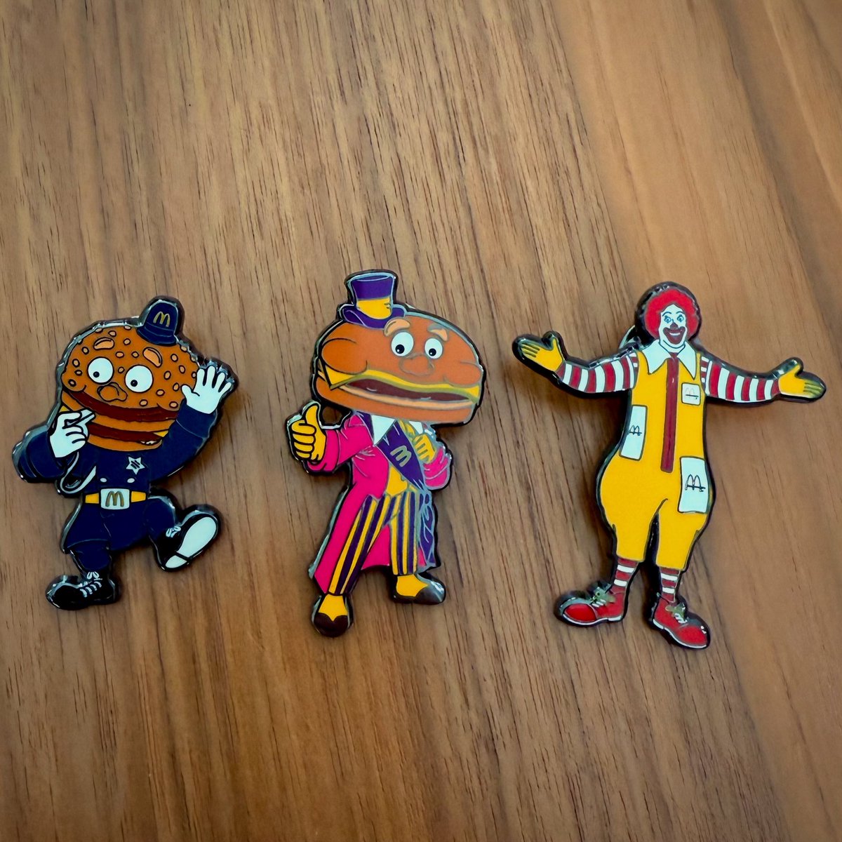 VeebsToys's tweet image. My dislike of blind boxes was outweighed by my love of #mcdonaldland so I took a chance on three of the new pins from @OriginalFunko. The fast food fates were on my side as I got my two most-wanted plus #ronaldmcdonald himself. Pretty good! Now to get the other three.
#McDonalds