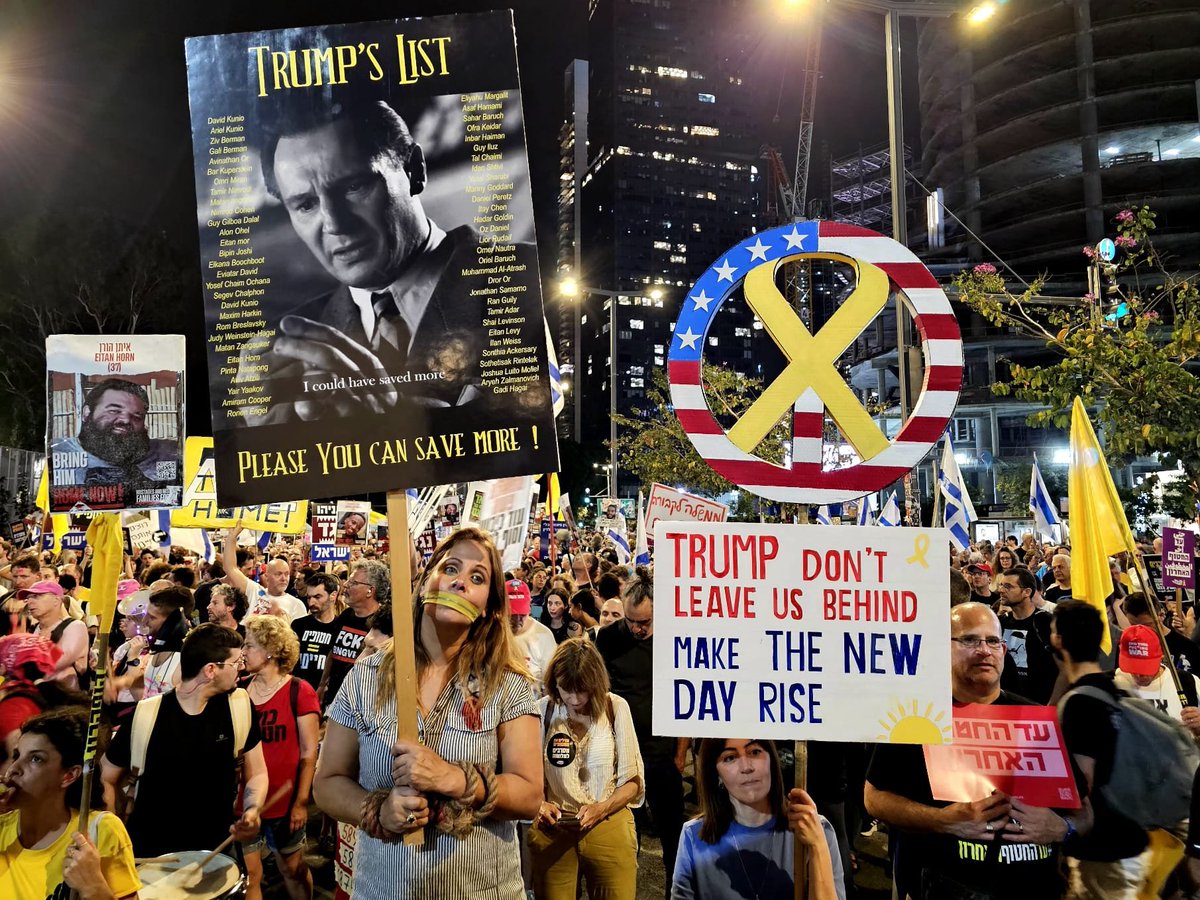 OrlyBarlevEng's tweet photo. Tel Aviv, Begin Gate - Concerned citizens turn to @POTUS asking for his help in securing the release of all remaining hostages. They have been starved and tortured in Hamas tunnels for 589 days.

photo credit: Zohar Bar-Yehuda https://t.co/LiNcmQdePI
