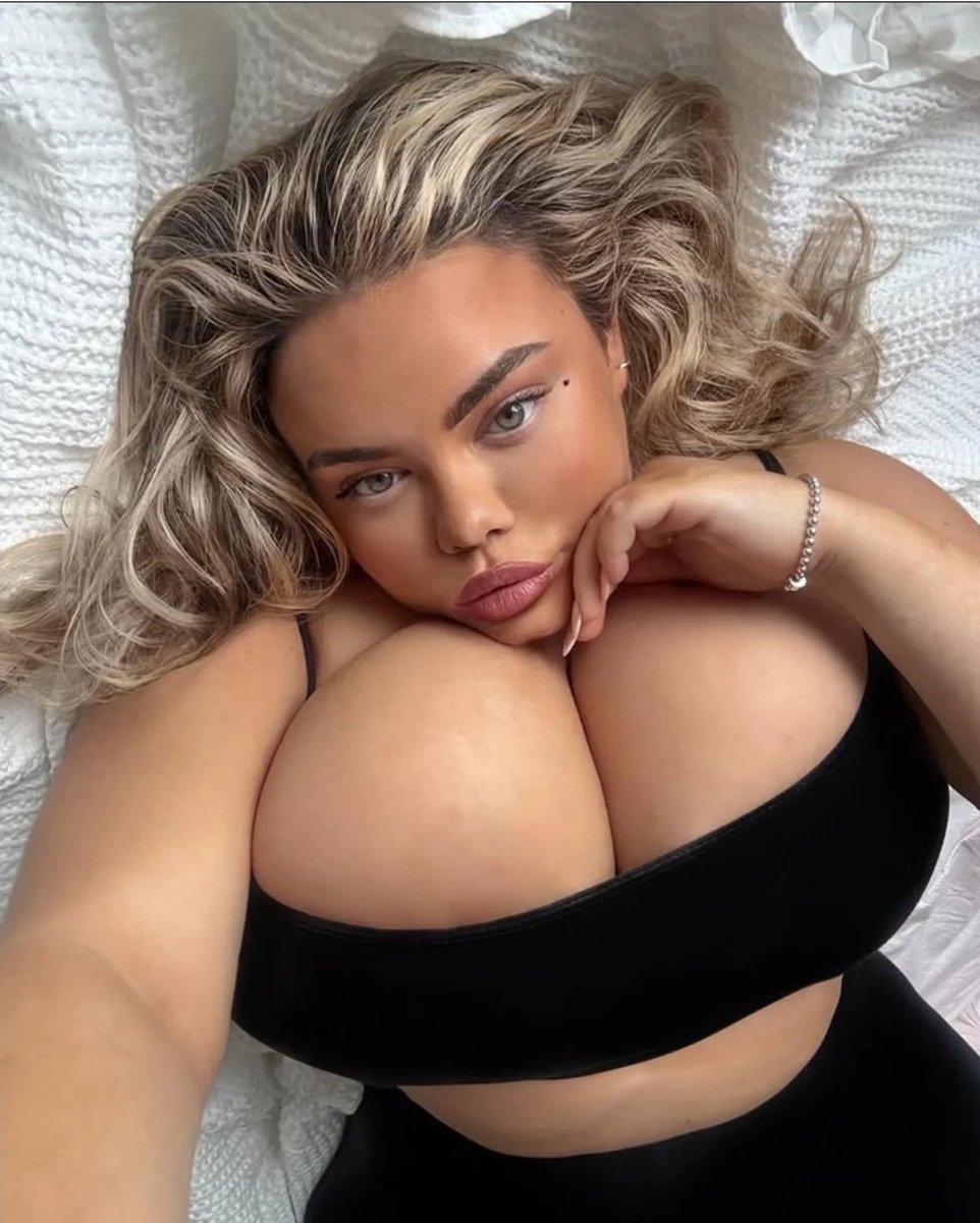 JohnHotPotato's tweet photo. Bigger than her head https://t.co/9Wxw1BY8tF
