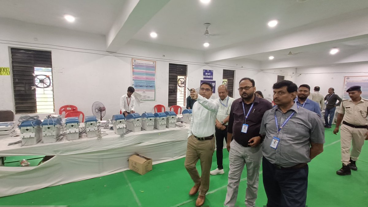Saran_dm's tweet photo. #election2025 #EVMs #firstlevelcheck #inspection #DM #saran #chapra @CEOBihar @IPRDBihar
जिला निर्वाचन पदाधिकारी सह जिला पदाधिकारी श्री अमन समीर द्वारा आज दिनांक 17.05.2025 को आसन्न विधानसभा आम चुनाव के परिप्रेक्ष्य में वर्तमान में वेयरहाउस गोदाम में चल रहे इवीएम की प्रथम स्तरीय जांच (एफएलसी) कार्य  का निरीक्षण किया गया तथा संबंधित तकनीकी पदाधिकारियों को आवश्यक निदेश दिया गया।