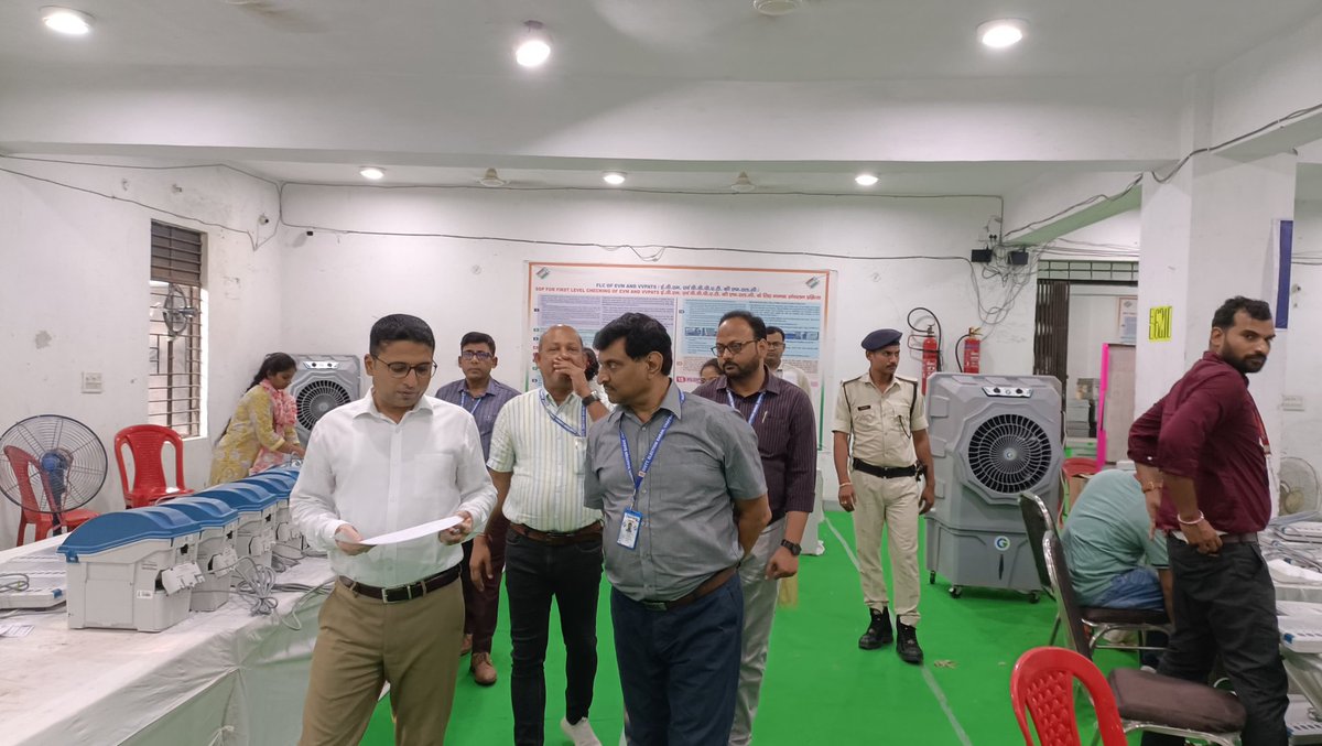 Saran_dm's tweet photo. #election2025 #EVMs #firstlevelcheck #inspection #DM #saran #chapra @CEOBihar @IPRDBihar
जिला निर्वाचन पदाधिकारी सह जिला पदाधिकारी श्री अमन समीर द्वारा आज दिनांक 17.05.2025 को आसन्न विधानसभा आम चुनाव के परिप्रेक्ष्य में वर्तमान में वेयरहाउस गोदाम में चल रहे इवीएम की प्रथम स्तरीय जांच (एफएलसी) कार्य  का निरीक्षण किया गया तथा संबंधित तकनीकी पदाधिकारियों को आवश्यक निदेश दिया गया।