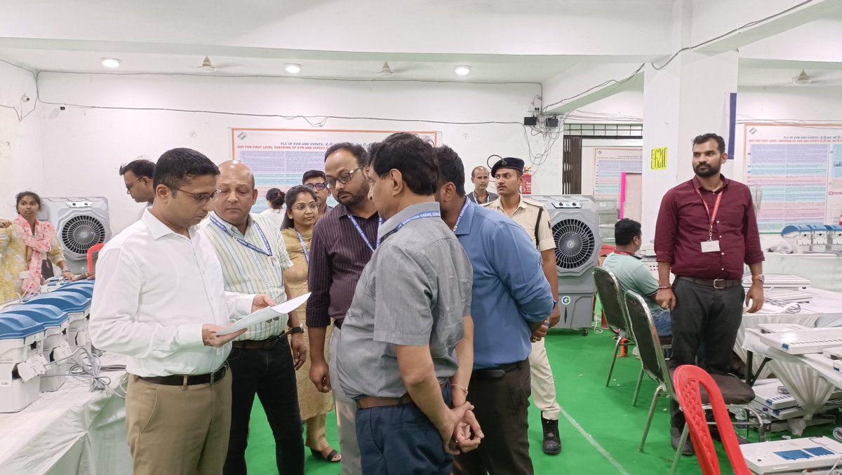 Saran_dm's tweet photo. #election2025 #EVMs #firstlevelcheck #inspection #DM #saran #chapra @CEOBihar @IPRDBihar
जिला निर्वाचन पदाधिकारी सह जिला पदाधिकारी श्री अमन समीर द्वारा आज दिनांक 17.05.2025 को आसन्न विधानसभा आम चुनाव के परिप्रेक्ष्य में वर्तमान में वेयरहाउस गोदाम में चल रहे इवीएम की प्रथम स्तरीय जांच (एफएलसी) कार्य  का निरीक्षण किया गया तथा संबंधित तकनीकी पदाधिकारियों को आवश्यक निदेश दिया गया।