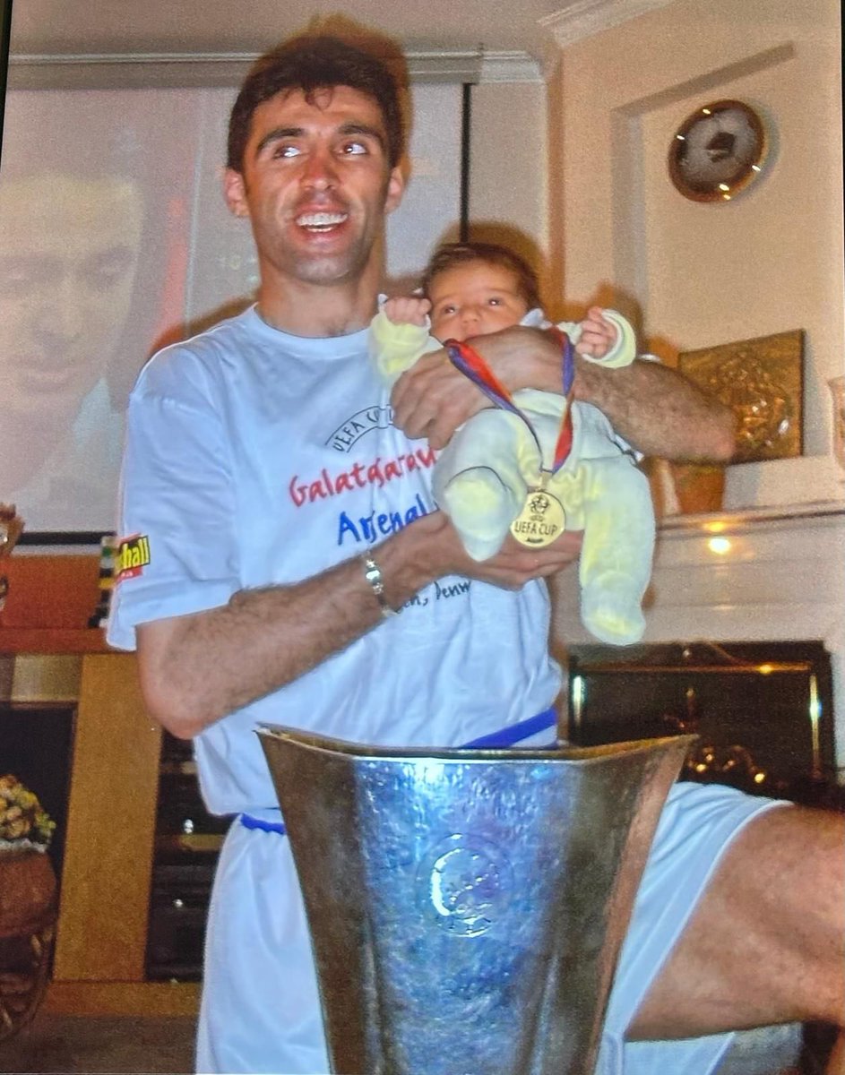 hakansukur's tweet photo. Videolardan ayıran , Ülkenin halini görüp buna hala devam eden, akarken dolduran kim varsa Allah bildiği gibi yapsın.

Galatasaray’a değil ama 
Buna sebep olan, çıkarları için sesini çıkaramayan, Ülkeyi bu hale getirin kim varsa ve hakkım varsa haram olsun.

Herkes her şeyi biliyor ama bu rezillik devam ediyor.

UEFA Kupasının 25.yıldönümü.

Kupa ile buluşan şansına inandığım, en genç kupa ile fotoğrafı olan Kızım Zeynep 25 yaşında.

Herkes zamana , ben sana bıraktım Rabbim ..
Sen, hakkı hakkına verensin.