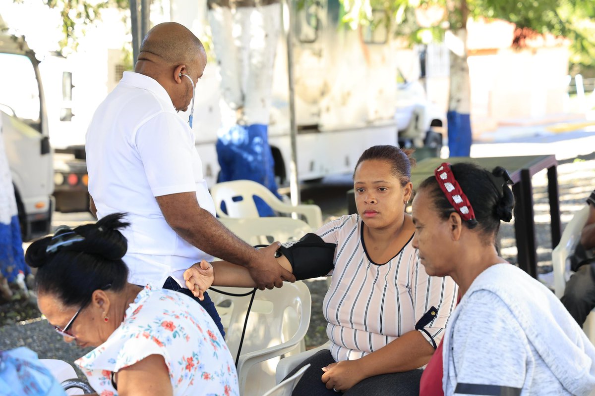 SNSRDO's tweet photo. 📍¡#Chequeate Bohechío!
🩺Este fin de semana las unidades móviles del SNS se desplazan a Bohechío ofreciendo servicios médicos al alcance de nuestra gente. https://t.co/IZejky6w7B