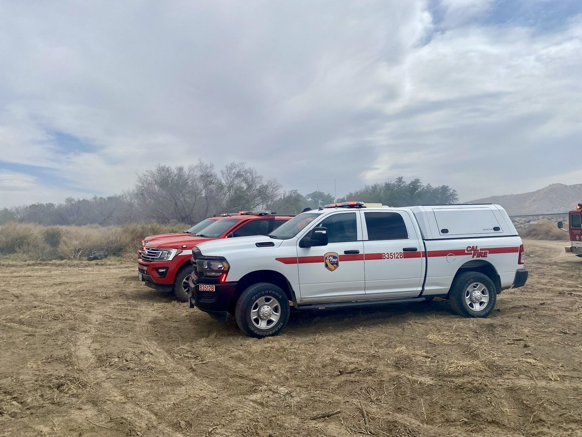 CALFIREBDU's tweet photo. [Vegetation Fire Assist] 5 Type 3 engines and 1 Battalion Chief to the #JordanFire in Helendale. Assisting @SBCOUNTYFIRE #partnerships #cooperators https://t.co/AfXJUu1JHt