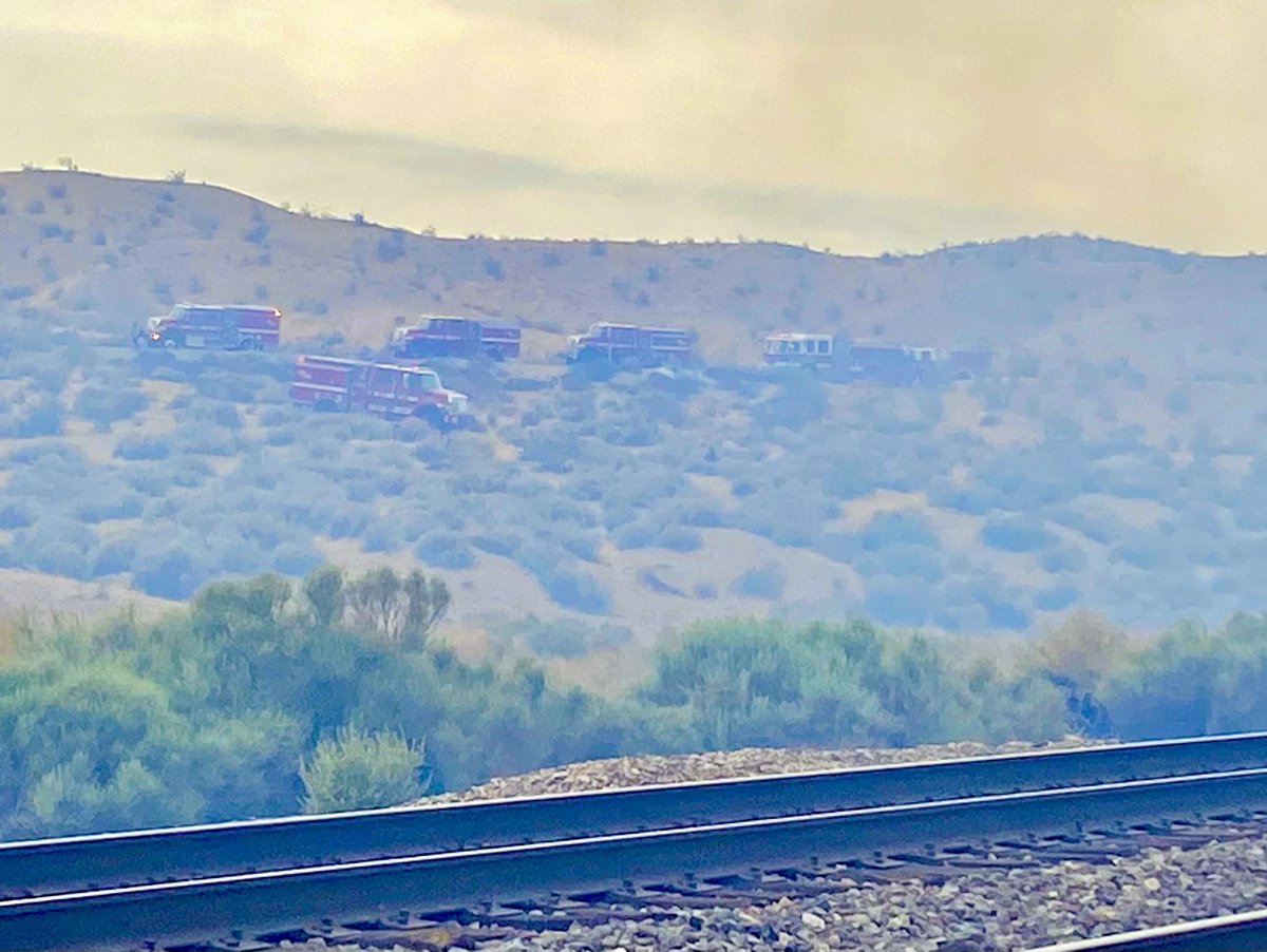 CALFIREBDU's tweet photo. [Vegetation Fire Assist] 5 Type 3 engines and 1 Battalion Chief to the #JordanFire in Helendale. Assisting @SBCOUNTYFIRE #partnerships #cooperators https://t.co/AfXJUu1JHt