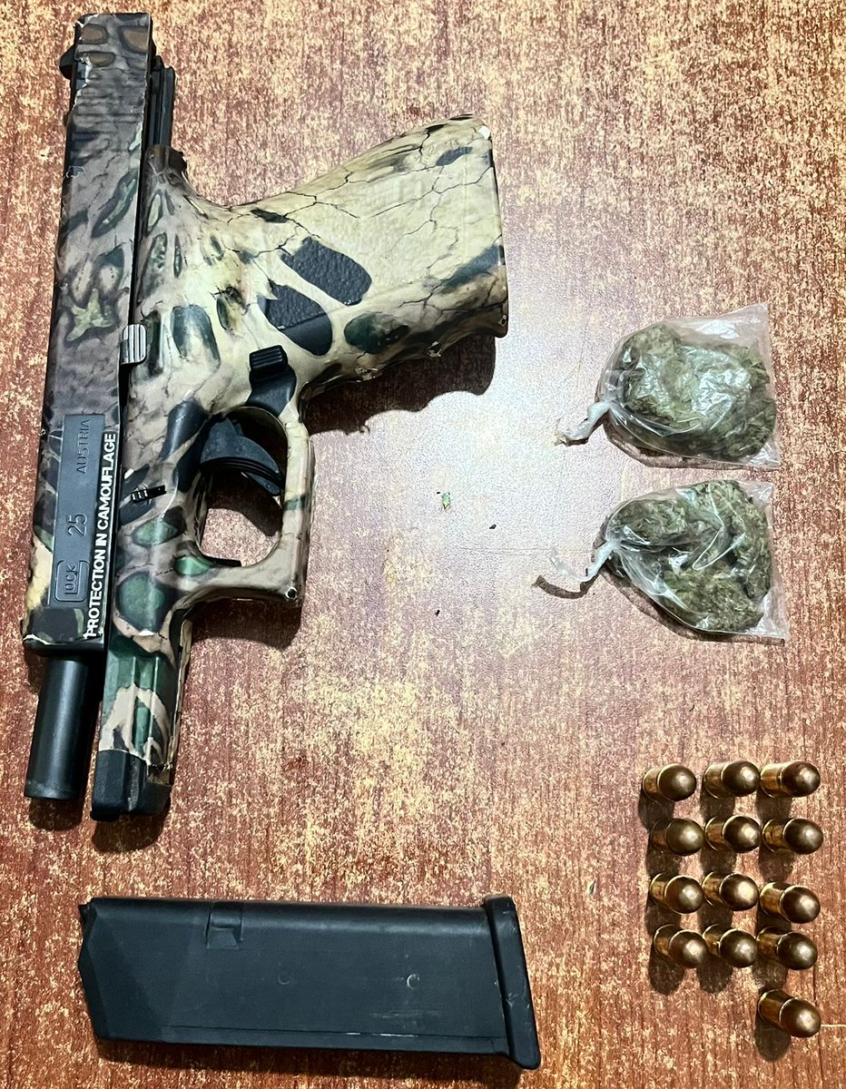 PoliciaEcuador's tweet image. APREHENDIDO POR TENENCIA DE ARMA DE FUEGO
En Paquisha, #ZamoraChinchipe, fue aprehendido un antisocial por el presunto delito de porte de armas de fuego y sustancias sujetas a fiscalización.
Indicios:
* 01 arma de fuego
* 13 cartuchos
* 6.10 gramos de marihuana…